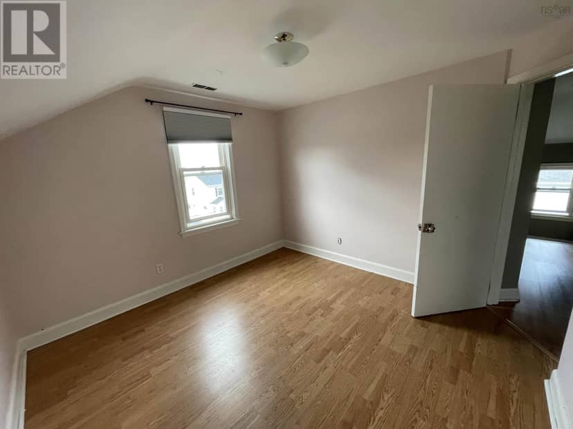 63 Sutherland Street — photo 20 of 37