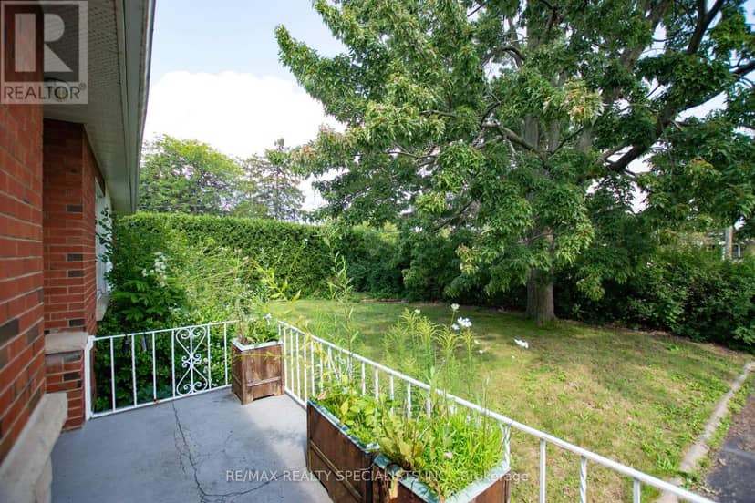 1319 Rebecca Street, Oakville, photo 2