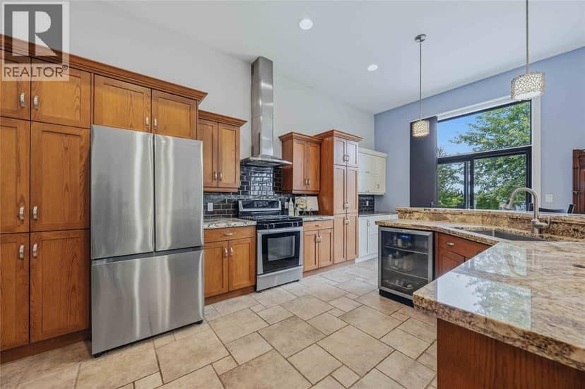 4303 Garden CRESCENT — photo 9 of 40