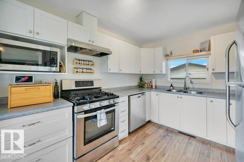 4820 49 ST — photo 10 of 40
