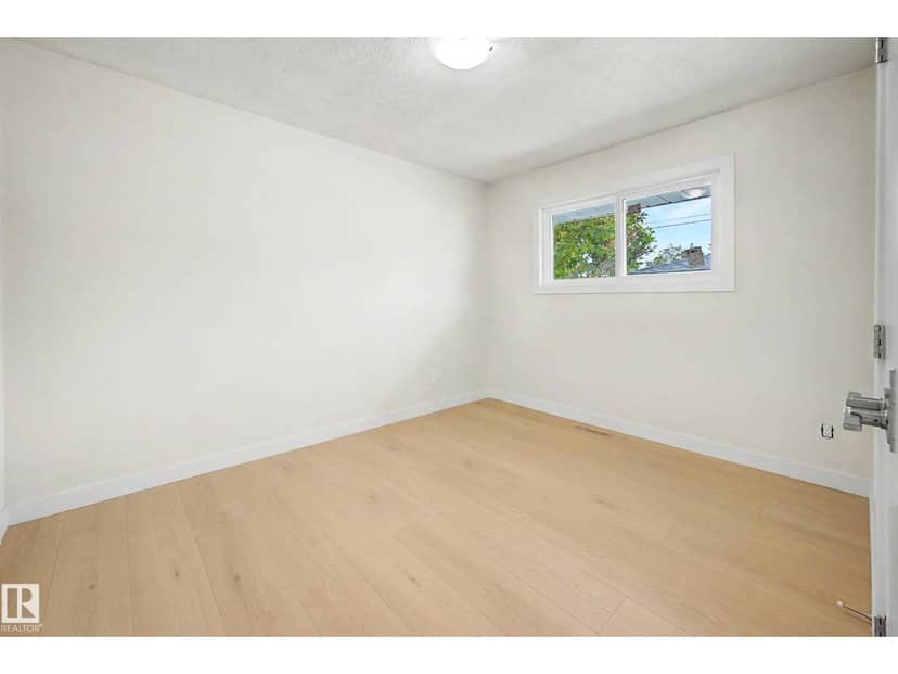 5707 90 AV NW — photo 11 of 40