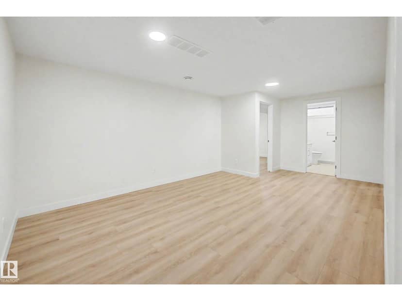 5707 90 AV NW — photo 17 of 40