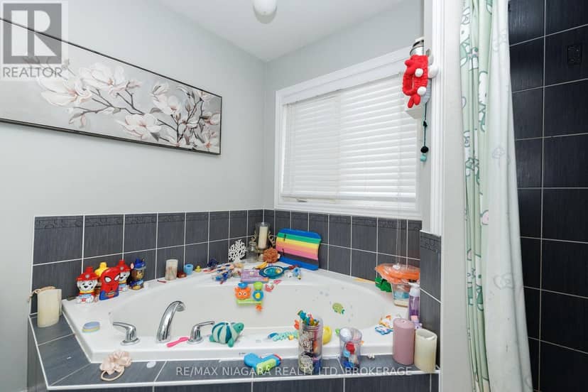 33 Colonel Lyall Street — photo 18 of 29
