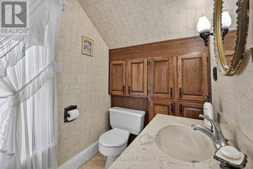 529 Dibble Street W — photo 17 of 36