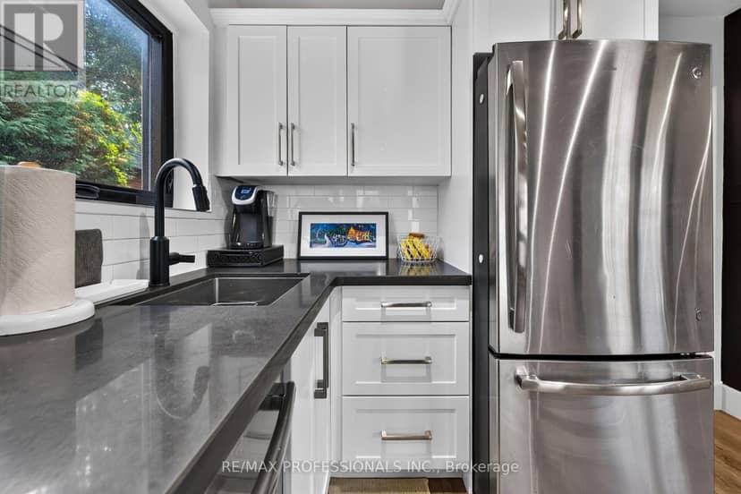 17 Hollydene Road, Toronto, photo 6