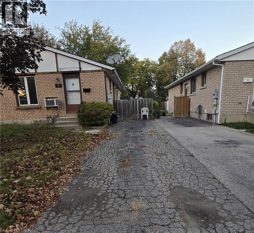 11 DEBBY Crescent, Brantford, photo 4