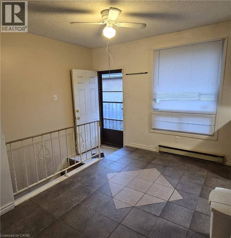 11 DEBBY Crescent — photo 10 of 34