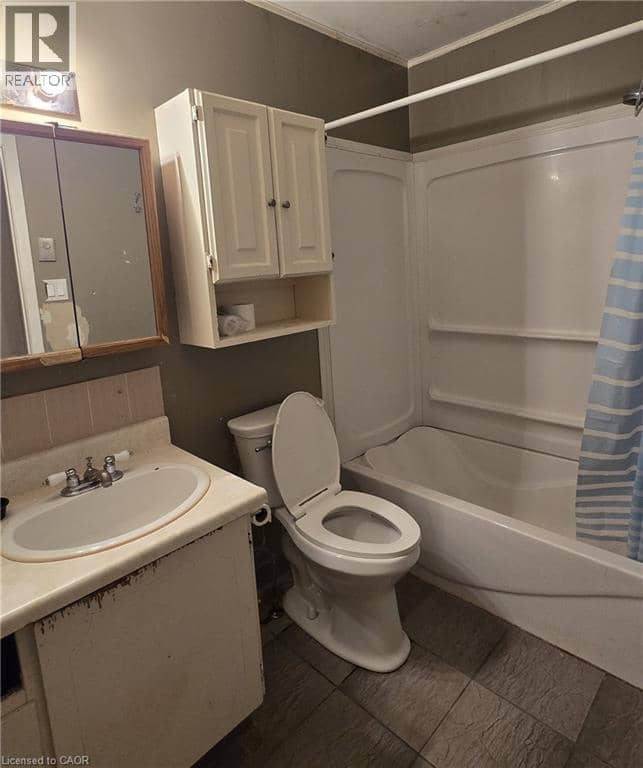 11 DEBBY Crescent — photo 21 of 34