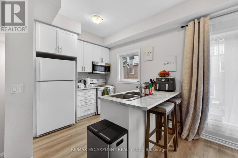 13 - 19 Picardy Drive — photo 14 of 33