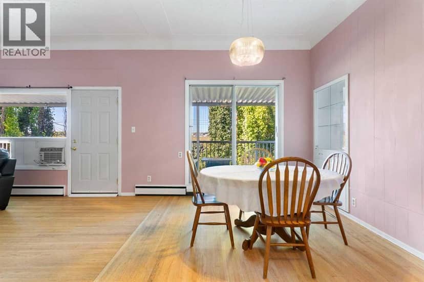1423 16 Street NE — photo 11 of 40