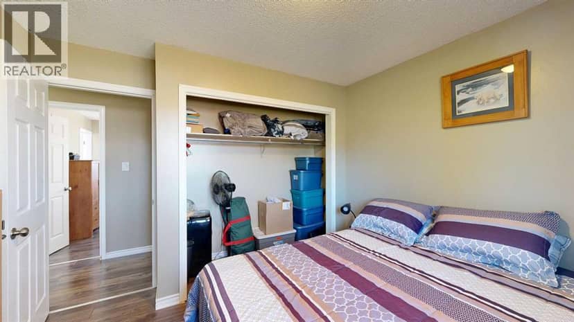 4002 58 Street — photo 16 of 40