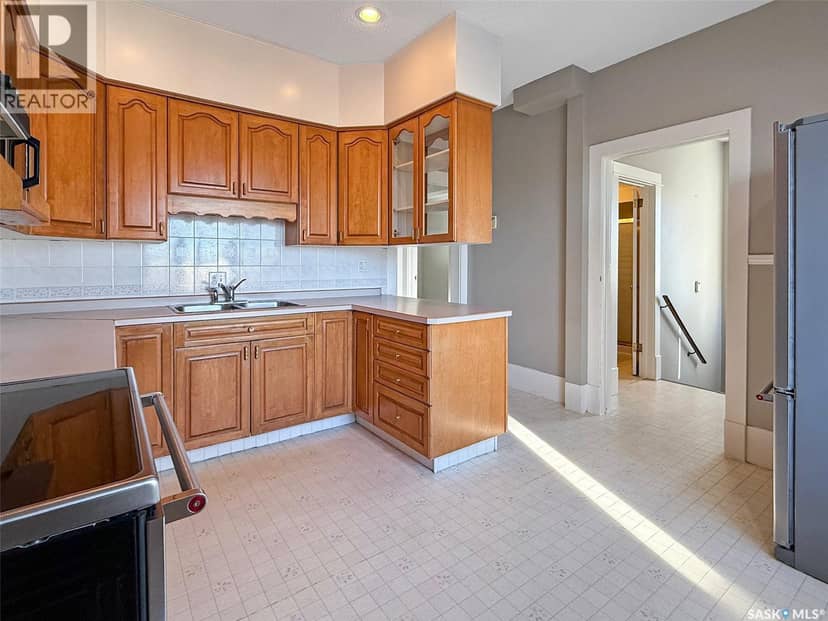 316 Railway AVENUE — photo 5 of 32