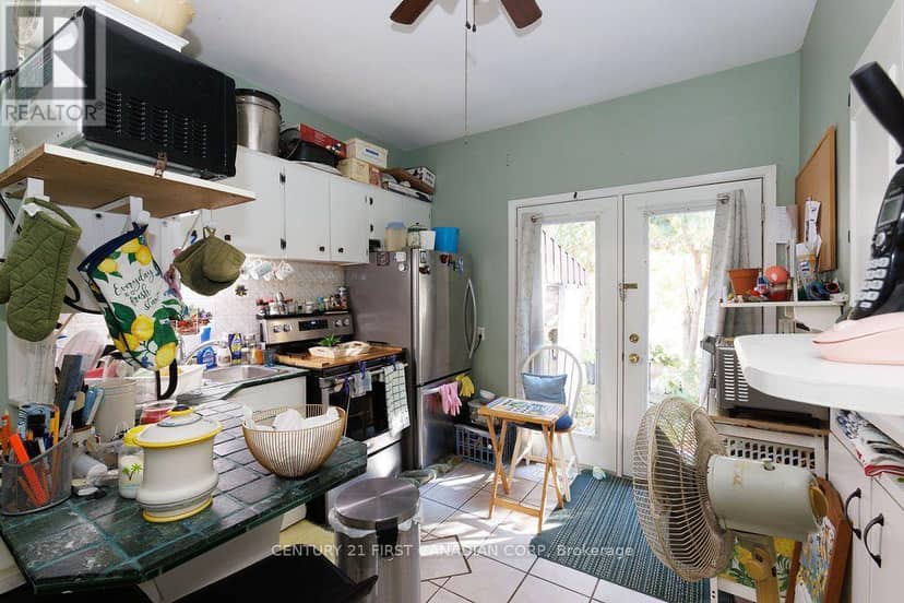 13 Springbank Drive, London South, photo 8