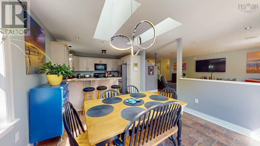 185 Thomas Street — photo 18 of 40