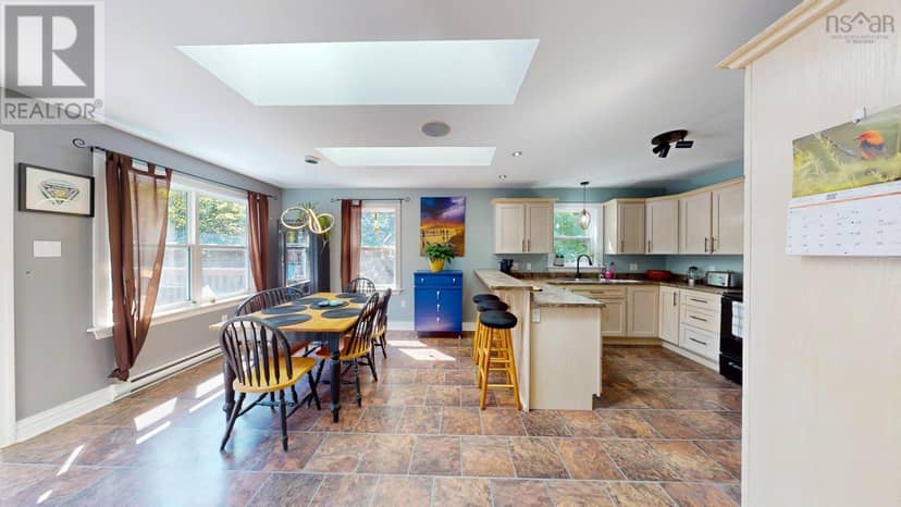 185 Thomas Street — photo 15 of 40