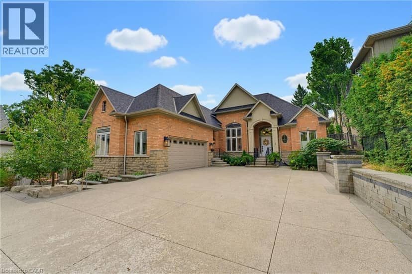 56 ACADEMY Street, Ancaster, photo 2