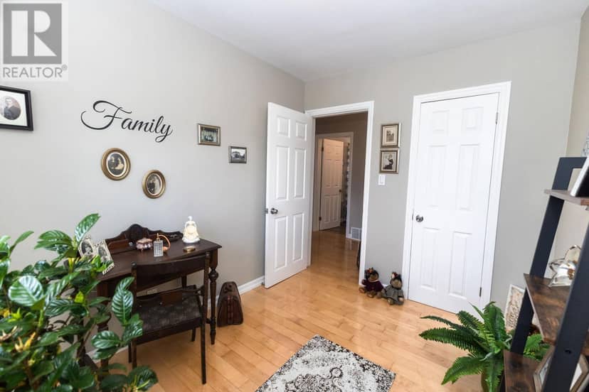 29 Routledge AVE — photo 10 of 40