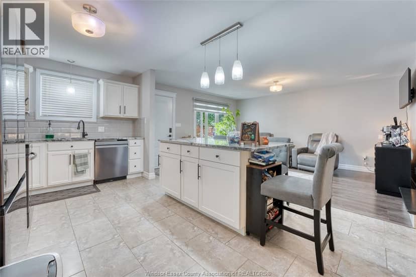 2920 Robillard Crescent — photo 10 of 40