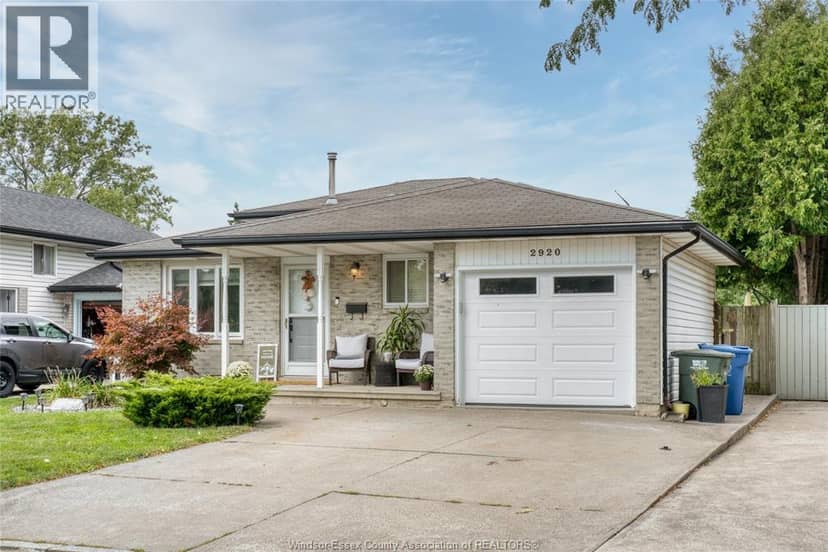 2920 Robillard Crescent — photo 3 of 40
