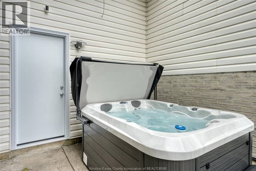 2920 Robillard Crescent — photo 32 of 40
