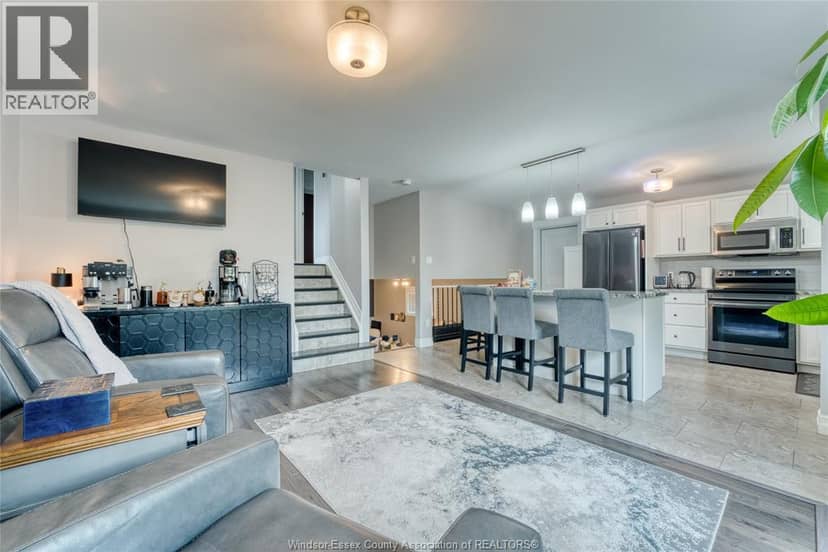 2920 Robillard Crescent — photo 4 of 40