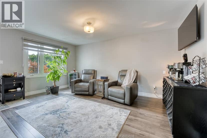 2920 Robillard Crescent — photo 6 of 40