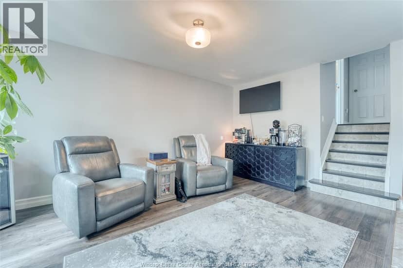 2920 Robillard Crescent — photo 7 of 40