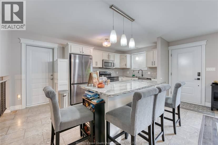 2920 Robillard Crescent — photo 9 of 40