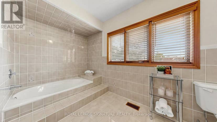 8 Royal Garden Boulevard — photo 24 of 40