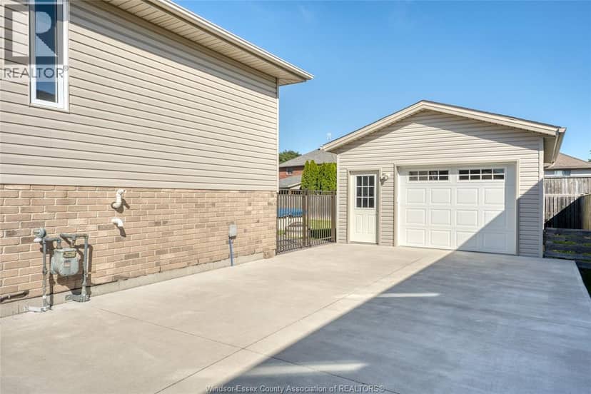 879 Westwood, Lakeshore, photo 3