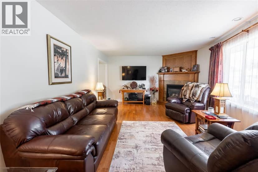 80 Macnab Street, Lambton Shores, photo 4