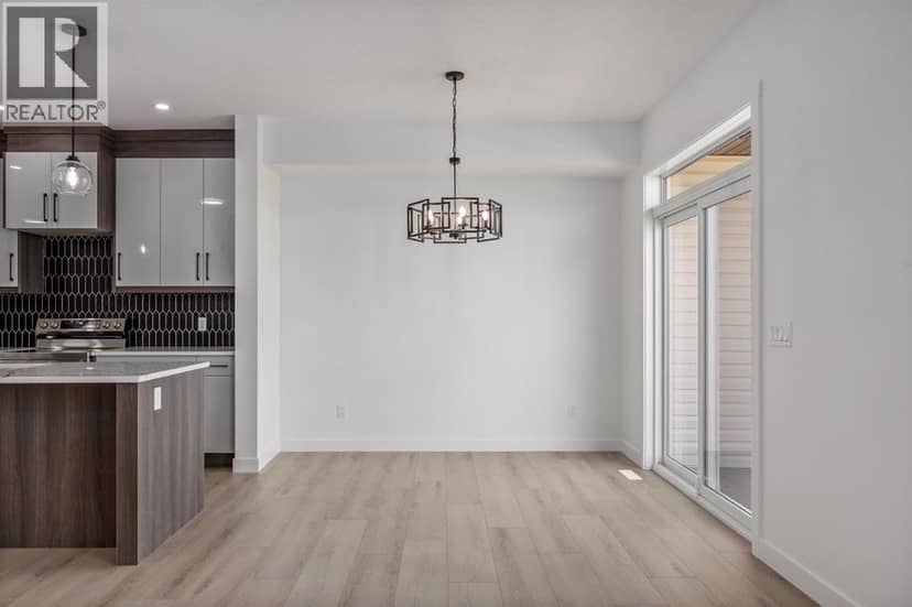 140 Lakewood Crescent — photo 11 of 40
