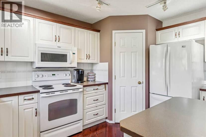 40 Country Hills Bay NW — photo 14 of 40