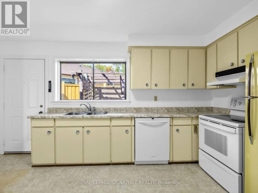 11 Albion Crescent — photo 12 of 34