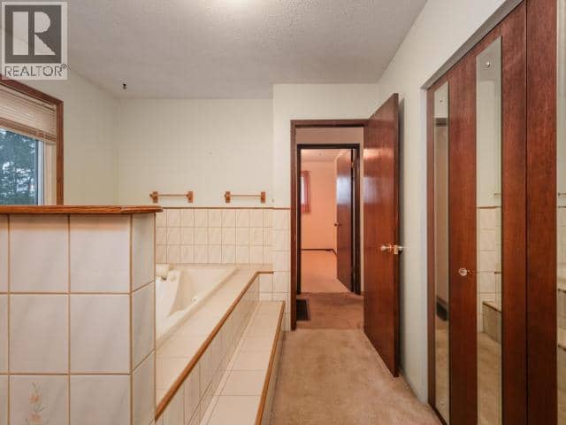 207 Squanga Ave — photo 15 of 32