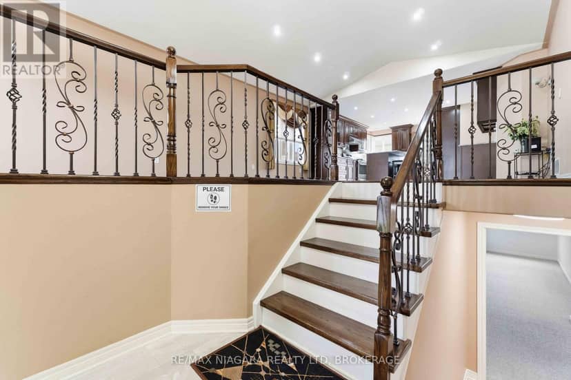 8253 Costabile Drive, Niagara Falls, photo 2