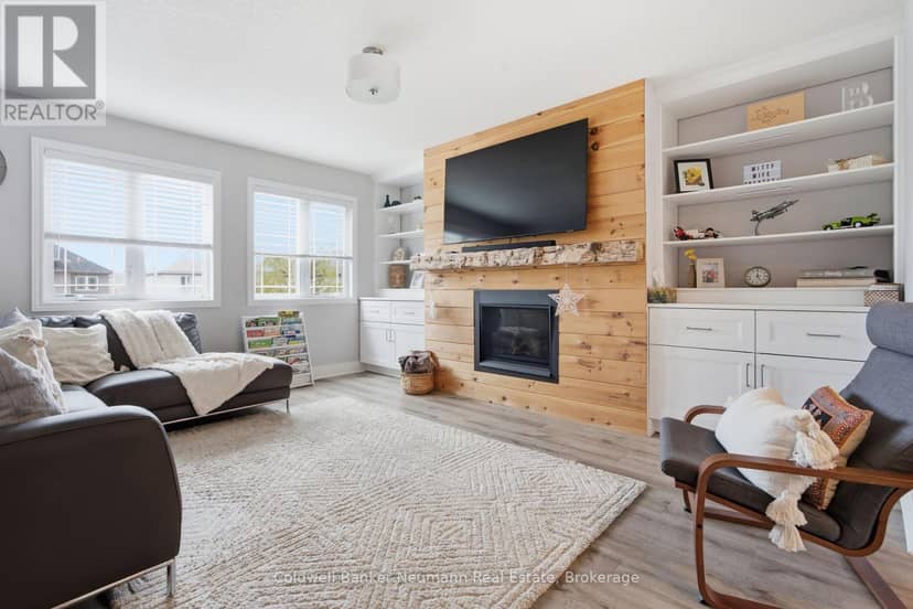 110 Oakes Crescent — photo 4 of 39