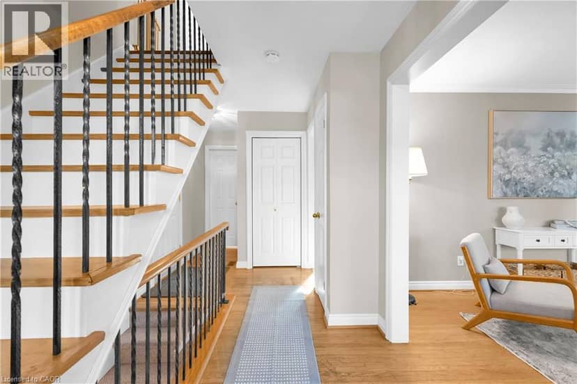 11 DAWSON Crescent — photo 10 of 40