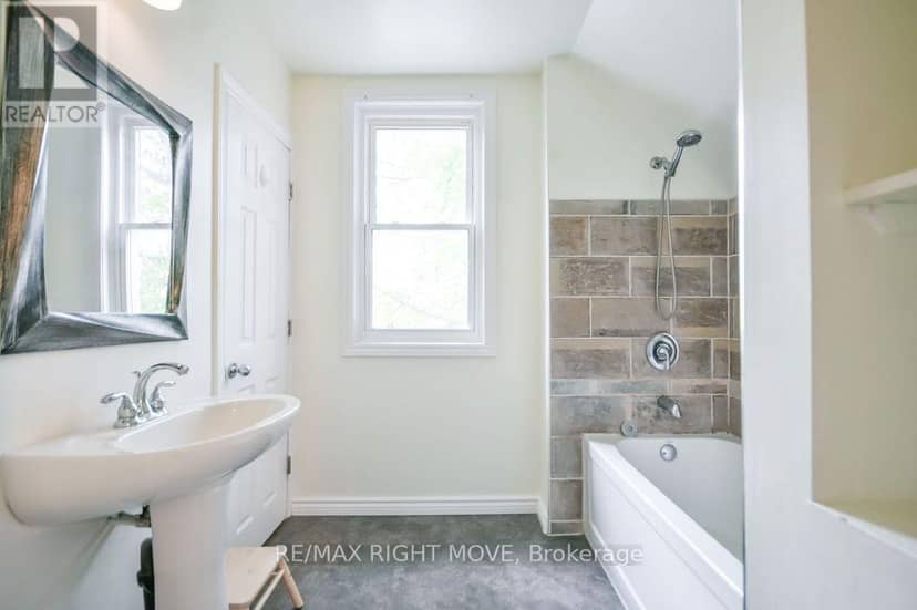 129 Coldwater Road W — photo 24 of 37