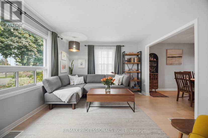 8 Smith Crescent — photo 11 of 38