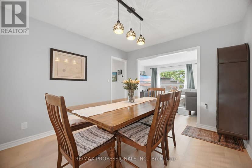 8 Smith Crescent — photo 13 of 38