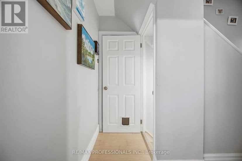 8 Smith Crescent — photo 24 of 38