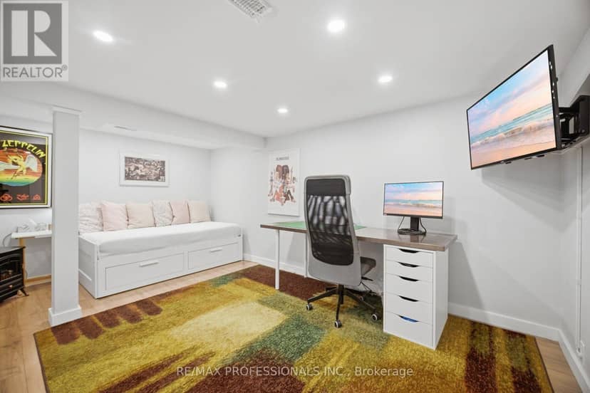 8 Smith Crescent — photo 26 of 38