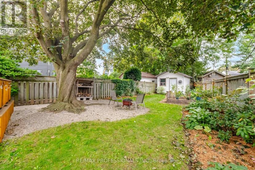 8 Smith Crescent — photo 35 of 38