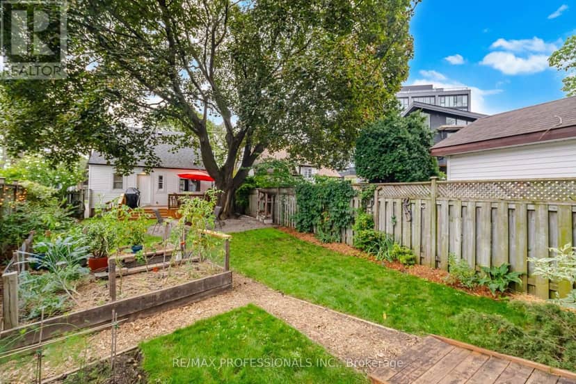 8 Smith Crescent — photo 38 of 38