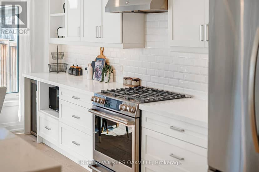 2592 Castle Hill Crescent — photo 15 of 40