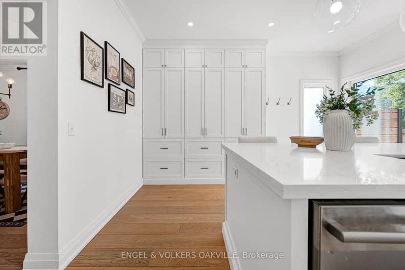 2592 Castle Hill Crescent — photo 16 of 40