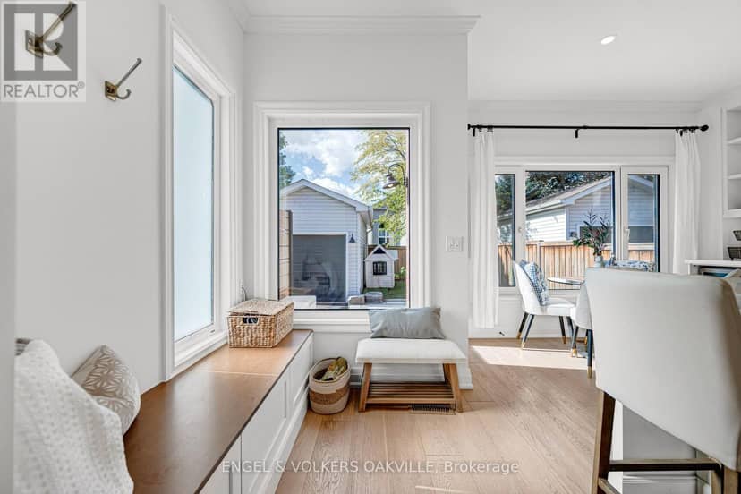 2592 Castle Hill Crescent — photo 18 of 40