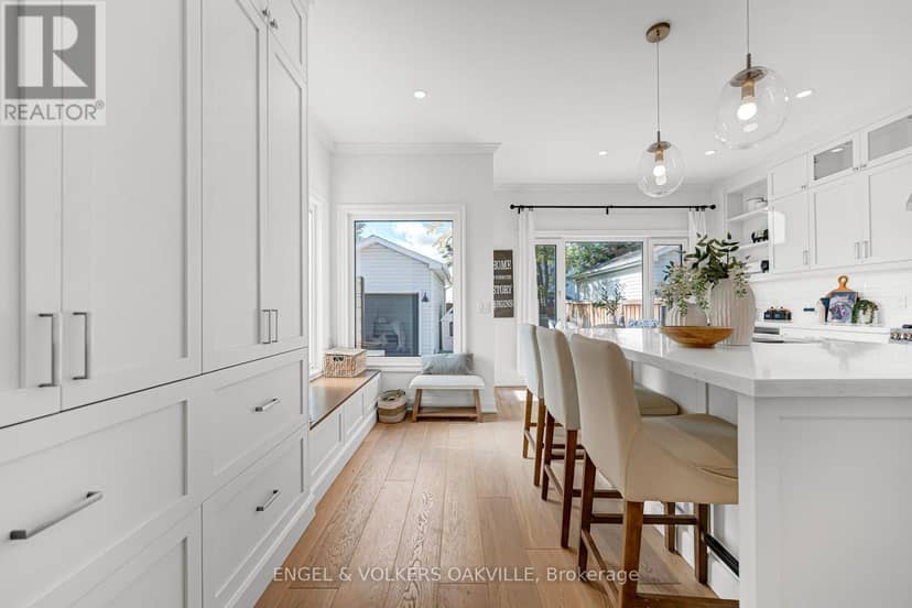 2592 Castle Hill Crescent — photo 17 of 40