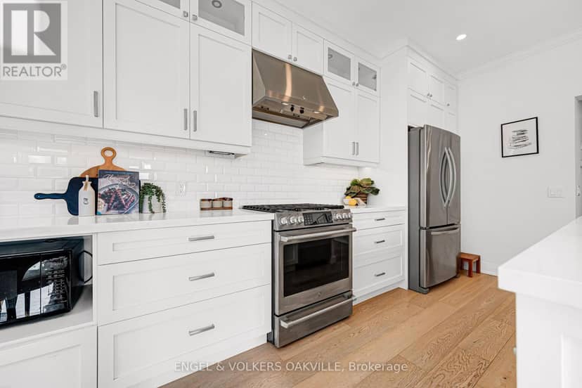 2592 Castle Hill Crescent — photo 21 of 40